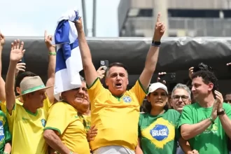 Bolsonaro participa de manifestação na Paulista com foco em anistia e críticas ao governo