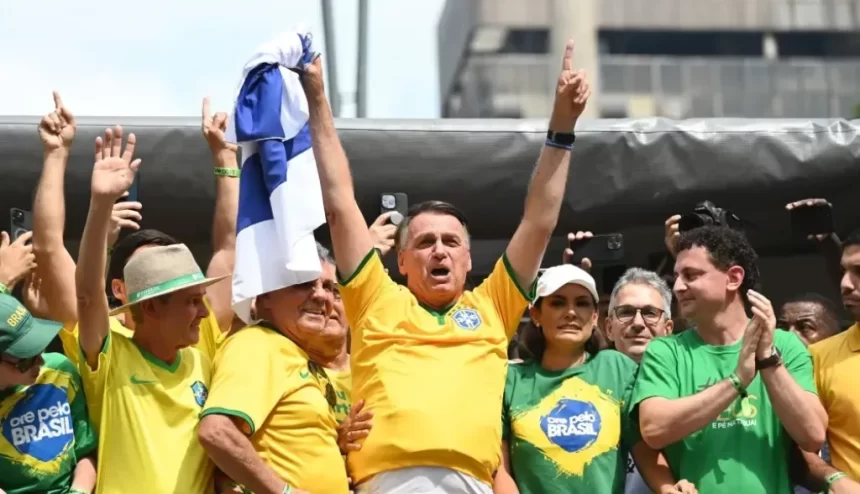 Bolsonaro participa de manifestação na Paulista com foco em anistia e críticas ao governo