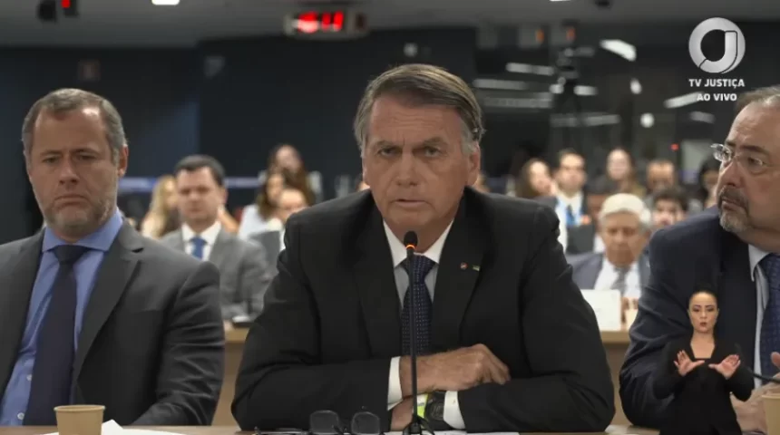 Bolsonaro pede desculpas a Moraes e nega plano de golpe em 2022