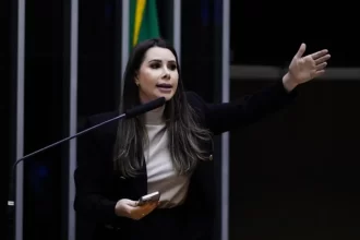 Deputada Carol De Toni apresenta PL que propõe fim de punição para piadas