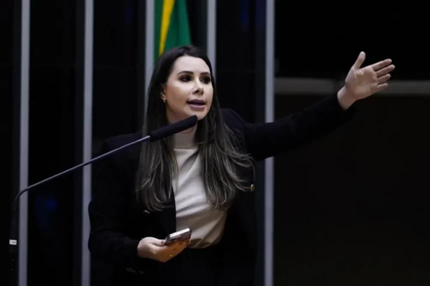 Deputada Carol De Toni apresenta PL que propõe fim de punição para piadas