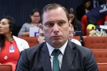 Diálogos atribuídos a Mauro Cid chama Moraes de cão de ataque