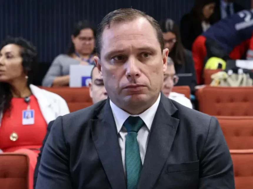 Diálogos atribuídos a Mauro Cid chama Moraes de cão de ataque