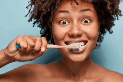 Escovar os dentes antes ou depois do café da manhã? Especialistas esclarecem