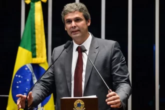 Lindbergh pede ao STF que obrigue Bolsonaro a usar tornozeleira eletrônica