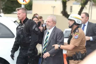 PF abre inquérito contra mulher que chamou Lula de Ladrão em frente à sua casa