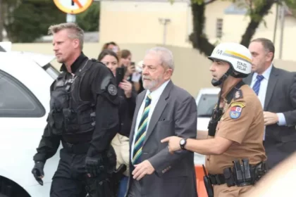 PF abre inquérito contra mulher que chamou Lula de Ladrão em frente à sua casa