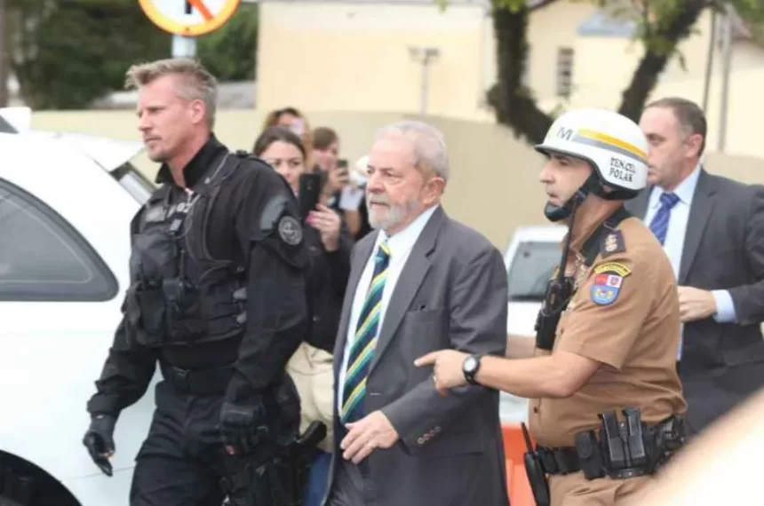 PF abre inquérito contra mulher que chamou Lula de Ladrão em frente à sua casa