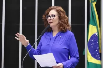 Para evitar a prisão, a deputada Carla Zambelli se exila na Europa