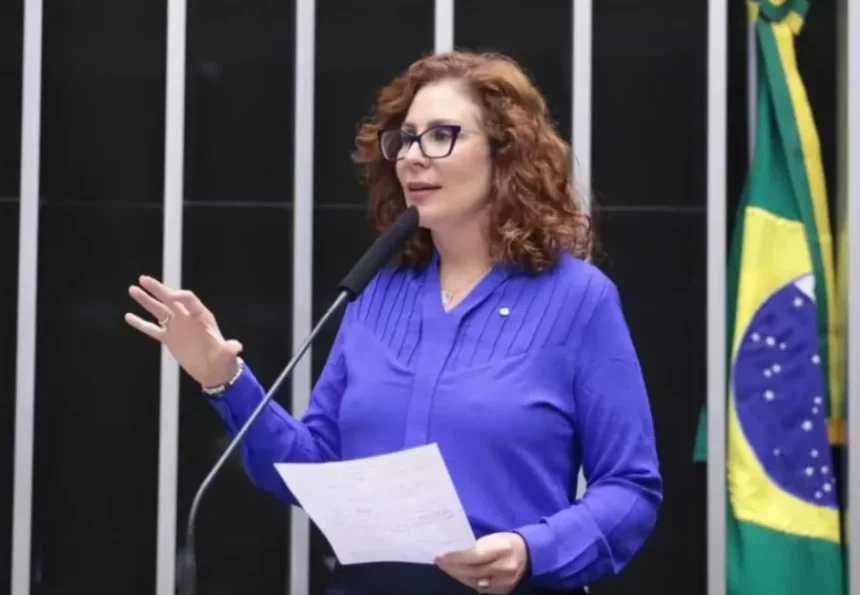 Para evitar a prisão, a deputada Carla Zambelli se exila na Europa