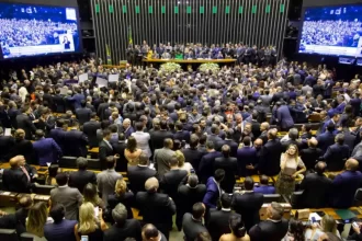 Senado vota proposta para aumentar o número de deputados federais no Brasil
