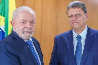 Tarcisio de Freitas aparece 11 pontos à frente de Lula no 2ª turno, aponta pesquisa Futura