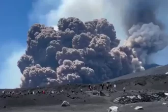 Vulcão Etna entra em erupção na Itália com fortes explosões e fumaça [Vídeo]