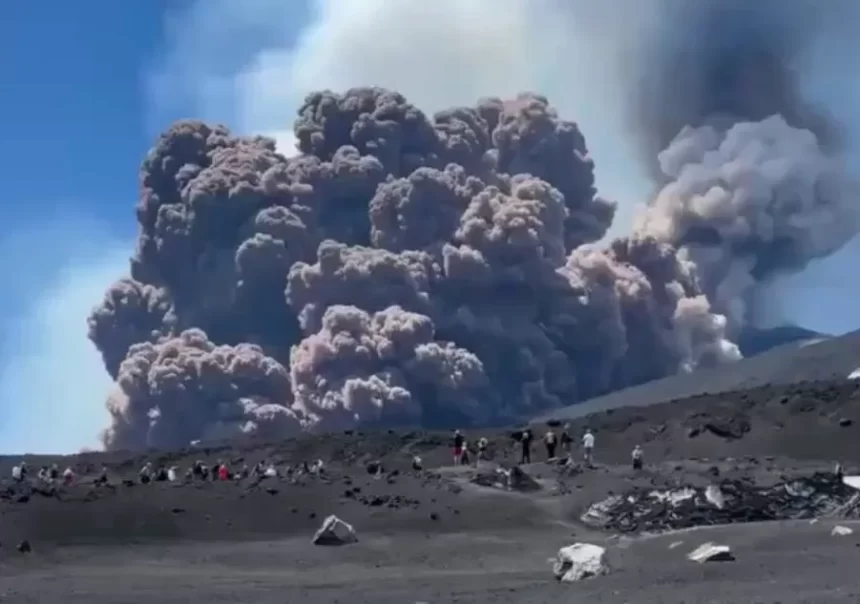 Vulcão Etna entra em erupção na Itália com fortes explosões e fumaça [Vídeo]