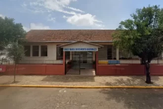 Adolescente invade escola no RS, esfaqueia alunos e mata criança de 9 anos