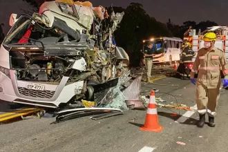 Colisão entre carreta e ônibus de universitários deixa cinco mortos e mais de 70 feridos em Goiás