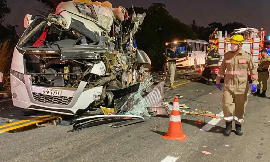 Colisão entre carreta e ônibus de universitários deixa cinco mortos e mais de 70 feridos em Goiás