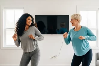 Dançar em casa é o melhor exercício para corpo, mente e coração, diz Harvard