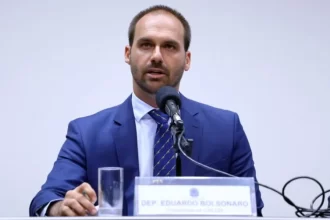 Eduardo Bolsonaro anuncia que abrirá mão do mandato e permanecerá nos EUA