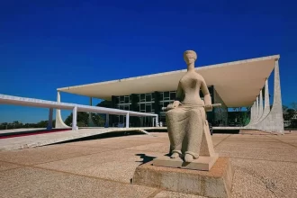 Luiz Fux vota contra, mas STF mantém tornozeleira em Bolsonaro