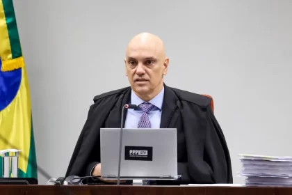 Moraes impõe uso de tornozeleira em Bolsonaro e o proíbe de falar com o filho Eduardo