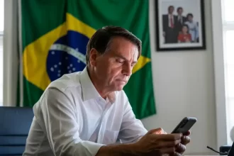 Moraes proíbe Bolsonaro de utilizar as redes sociais e o alerta sobre prisão