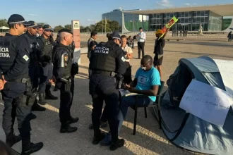 Moraes proíbe manifestação e manda remover deputados acampados na Praça dos Três Poderes
