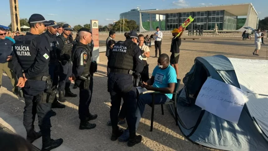 Moraes proíbe manifestação e manda remover deputados acampados na Praça dos Três Poderes