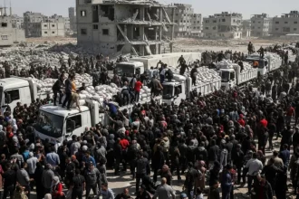 População faminta saqueia caminhões de comida na Faixa de Gaza