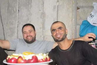 Terroristas do Hamas ostentam banquete enquanto população passa fome em Gaza