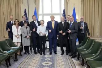 Trump fecha acordo com União Europeia e reduz tarifas pela metade