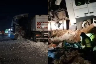 Um grave acidente entre uma carreta e um ônibus de viagem provocou a morte de 11 pessoas e deixou 46 feridas, na noite desta sexta-feira (8), em Lucas do Rio Verde, Mato Grosso. A colisão ocorreu no km 648 da BR-163, conforme informou a concessionária Nova Rota do Oeste, responsável pelo trecho. O local fica a aproximadamente 330 quilômetros de Cuiabá e mobilizou um grande aparato de resgate. Entenda os detalhes do acidente entre uma carreta e um ônibus Segundo a concessionária, quatro equipes de atendimento de emergência, juntamente com o Corpo de Bombeiros e uma ambulância do município de Nova Canaã, prestaram socorro às vítimas. O motorista da carreta foi encaminhado em estado grave para atendimento médico, assim como outros 11 passageiros do ônibus. Além disso, 26 ocupantes do coletivo apresentavam ferimentos moderados, enquanto outros oito tiveram lesões leves. As primeiras informações indicam que o ônibus, pertencente à empresa Rio Novo, seguia com destino a Sinop (MT). O veículo colidiu frontalmente com uma carreta Volvo FH440, de placa brasileira, carregada com caroço de algodão. Até o momento, não há confirmação sobre as causas que levaram ao impacto. Durante a madrugada deste sábado (9), equipes da perícia técnica estiveram no local para coletar informações e realizar os levantamentos necessários. Simultaneamente, a concessionária iniciou a remoção dos veículos e a limpeza da pista para restabelecer o tráfego. O ônibus foi retirado ainda durante a noite, mas a retirada da carreta permanece em andamento devido às dimensões e à carga transportada.