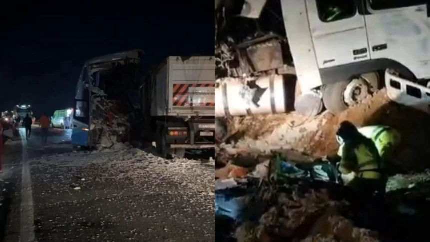 Um grave acidente entre uma carreta e um ônibus de viagem provocou a morte de 11 pessoas e deixou 46 feridas, na noite desta sexta-feira (8), em Lucas do Rio Verde, Mato Grosso. A colisão ocorreu no km 648 da BR-163, conforme informou a concessionária Nova Rota do Oeste, responsável pelo trecho. O local fica a aproximadamente 330 quilômetros de Cuiabá e mobilizou um grande aparato de resgate. Entenda os detalhes do acidente entre uma carreta e um ônibus Segundo a concessionária, quatro equipes de atendimento de emergência, juntamente com o Corpo de Bombeiros e uma ambulância do município de Nova Canaã, prestaram socorro às vítimas. O motorista da carreta foi encaminhado em estado grave para atendimento médico, assim como outros 11 passageiros do ônibus. Além disso, 26 ocupantes do coletivo apresentavam ferimentos moderados, enquanto outros oito tiveram lesões leves. As primeiras informações indicam que o ônibus, pertencente à empresa Rio Novo, seguia com destino a Sinop (MT). O veículo colidiu frontalmente com uma carreta Volvo FH440, de placa brasileira, carregada com caroço de algodão. Até o momento, não há confirmação sobre as causas que levaram ao impacto. Durante a madrugada deste sábado (9), equipes da perícia técnica estiveram no local para coletar informações e realizar os levantamentos necessários. Simultaneamente, a concessionária iniciou a remoção dos veículos e a limpeza da pista para restabelecer o tráfego. O ônibus foi retirado ainda durante a noite, mas a retirada da carreta permanece em andamento devido às dimensões e à carga transportada.