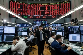 Bolsa cai e dólar dispara após decisão de Dino de blindar Moraes da Ley Magnitsky