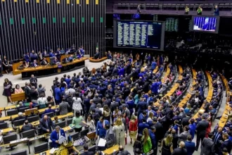 Câmara aprova projeto de lei contra a adultização de crianças nas redes sociais