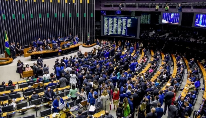Câmara aprova projeto de lei contra a adultização de crianças nas redes sociais