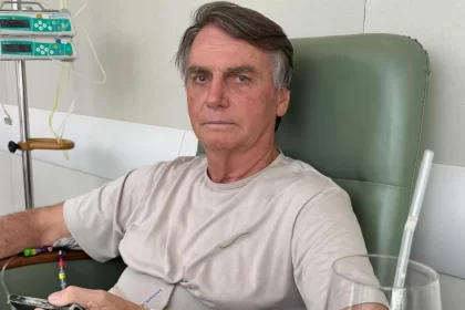 Com forte crise de soluços, Bolsonaro pede autorização a Moraes para fazer exames