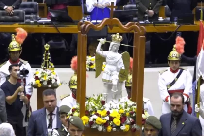 Congresso coroa São Miguel Arcanjo como comandante espiritual do Brasil