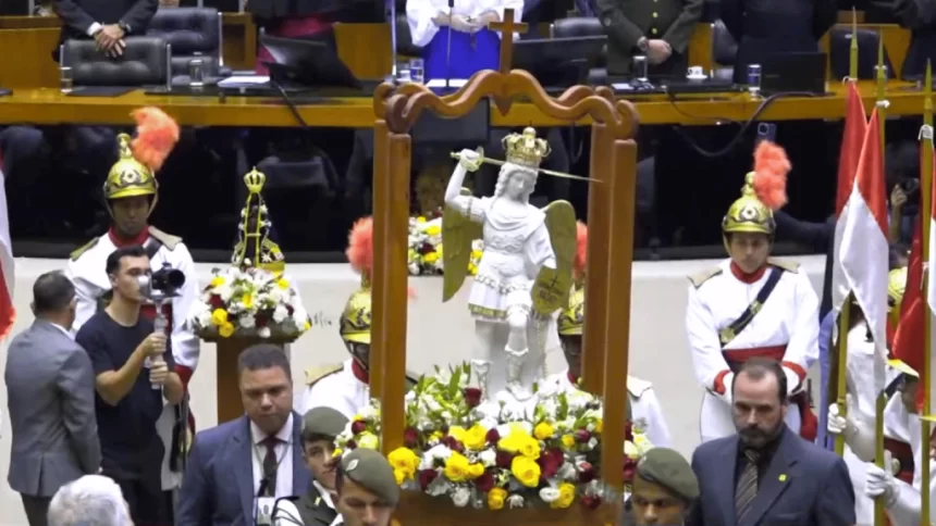 Congresso coroa São Miguel Arcanjo como comandante espiritual do Brasil