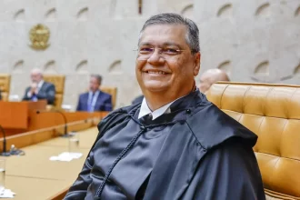 Dino usa manobra jurídica para livrar Moraes dos efeitos da Lei Magnitsky