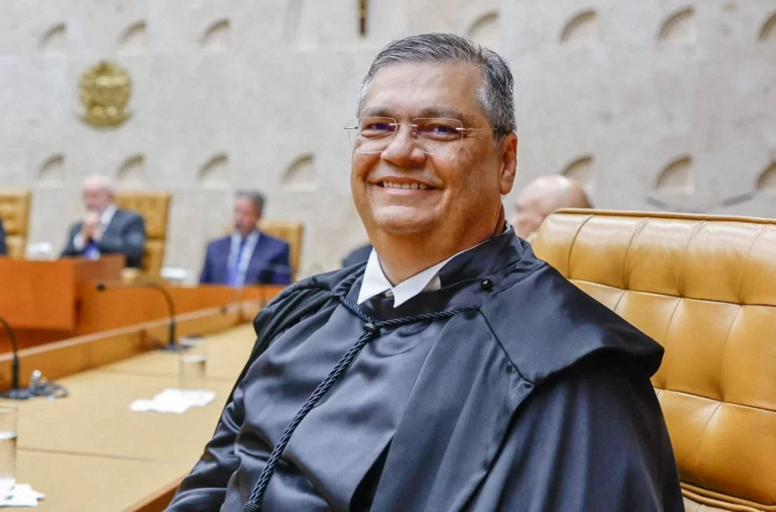 Dino usa manobra jurídica para livrar Moraes dos efeitos da Lei Magnitsky