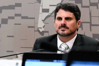 Moraes manda cortar salário e colocar tornozeleira eletrônica no Senador Marcos do Val