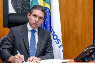 Motta envia pedidos de cassação de Eduardo Bolsonaro ao Conselho de Ética