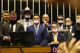 Parlamentares da oposição ocupam mesas do Congresso e cobram anistia e impeachment de Moraes