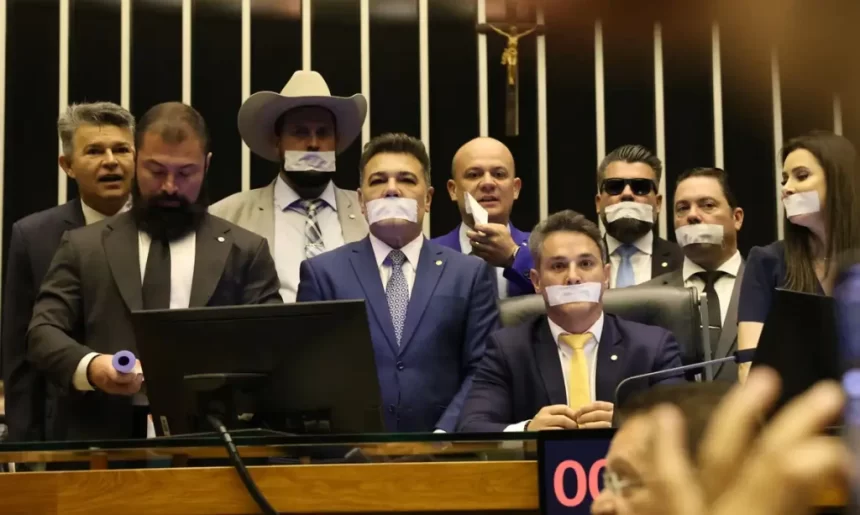 Parlamentares da oposição ocupam mesas do Congresso e cobram anistia e impeachment de Moraes