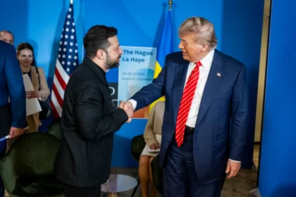 O presidente da Ucrânia, Volodymyr Zelensky, participou nesta segunda-feira (18) de uma reunião em Washington com Donald Trump e líderes europeus para debater os próximos passos no processo de paz. Durante o encontro, Zelensky sinalizou abertura para considerar algumas das condições apresentadas pela Rússia e afirmou estar disposto a dialogar diretamente com Vladimir Putin em uma reunião trilateral mediada pelos Estados Unidos. Zelensky discute condições para cessar-fogo Ao lado de Trump e de representantes da União Europeia, Zelensky destacou a necessidade urgente de alcançar um cessar-fogo. Segundo o ex-presidente norte-americano, a expectativa é que a próxima reunião, prevista para ocorrer em duas ou três semanas, avance nesse sentido. Entre os pontos em discussão estão a situação da Crimeia e a exigência russa de que a Ucrânia não se junte à Organização do Tratado do Atlântico Norte (Otan). Trump declarou que espera que o próximo encontro resulte em um acordo preliminar. Já Zelensky ressaltou que o apoio internacional, em especial dos Estados Unidos, é essencial para garantir um sinal claro em favor da paz. Questões humanitárias em pauta Durante a reunião, Zelensky também tratou da questão humanitária, destacando a necessidade de retorno das crianças ucranianas retiradas de suas famílias pela Rússia, conforme apontado pelo Tribunal Penal Internacional. O presidente ucraniano entregou ainda uma carta da primeira-dama Olena Zelenska à ex-primeira-dama Melania Trump, reforçando o apelo por apoio às vítimas da guerra. Além disso, Zelensky mencionou a importância da libertação de soldados, jornalistas e civis detidos, agradecendo o suporte oferecido pelos Estados Unidos. Participação dos líderes europeus O encontro contou com a presença de líderes como Emmanuel Macron, Ursula von der Leyen, Keir Starmer, Giorgia Meloni, Friedrich Merz e Alexander Stubb, além do secretário-geral da Otan, Mark Rutte. Macron defendeu a reunião trilateral como essencial para garantir segurança a todos os países europeus, enquanto Ursula reforçou a necessidade de uma “paz justa e duradoura”. Zelensky insistiu que qualquer acordo só terá validade se incluir garantias de segurança efetivas. A exigência é que aliados ocidentais se comprometam a defender a Ucrânia em caso de nova agressão, de forma semelhante ao Artigo 5 da Otan, mas sem que o país se torne formalmente membro da aliança. Zelensky avalia acordo de paz em reunião com Trump e líderes europeus em Washington