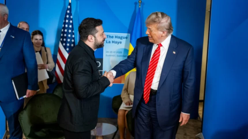 O presidente da Ucrânia, Volodymyr Zelensky, participou nesta segunda-feira (18) de uma reunião em Washington com Donald Trump e líderes europeus para debater os próximos passos no processo de paz. Durante o encontro, Zelensky sinalizou abertura para considerar algumas das condições apresentadas pela Rússia e afirmou estar disposto a dialogar diretamente com Vladimir Putin em uma reunião trilateral mediada pelos Estados Unidos. Zelensky discute condições para cessar-fogo Ao lado de Trump e de representantes da União Europeia, Zelensky destacou a necessidade urgente de alcançar um cessar-fogo. Segundo o ex-presidente norte-americano, a expectativa é que a próxima reunião, prevista para ocorrer em duas ou três semanas, avance nesse sentido. Entre os pontos em discussão estão a situação da Crimeia e a exigência russa de que a Ucrânia não se junte à Organização do Tratado do Atlântico Norte (Otan). Trump declarou que espera que o próximo encontro resulte em um acordo preliminar. Já Zelensky ressaltou que o apoio internacional, em especial dos Estados Unidos, é essencial para garantir um sinal claro em favor da paz. Questões humanitárias em pauta Durante a reunião, Zelensky também tratou da questão humanitária, destacando a necessidade de retorno das crianças ucranianas retiradas de suas famílias pela Rússia, conforme apontado pelo Tribunal Penal Internacional. O presidente ucraniano entregou ainda uma carta da primeira-dama Olena Zelenska à ex-primeira-dama Melania Trump, reforçando o apelo por apoio às vítimas da guerra. Além disso, Zelensky mencionou a importância da libertação de soldados, jornalistas e civis detidos, agradecendo o suporte oferecido pelos Estados Unidos. Participação dos líderes europeus O encontro contou com a presença de líderes como Emmanuel Macron, Ursula von der Leyen, Keir Starmer, Giorgia Meloni, Friedrich Merz e Alexander Stubb, além do secretário-geral da Otan, Mark Rutte. Macron defendeu a reunião trilateral como essencial para garantir segurança a todos os países europeus, enquanto Ursula reforçou a necessidade de uma “paz justa e duradoura”. Zelensky insistiu que qualquer acordo só terá validade se incluir garantias de segurança efetivas. A exigência é que aliados ocidentais se comprometam a defender a Ucrânia em caso de nova agressão, de forma semelhante ao Artigo 5 da Otan, mas sem que o país se torne formalmente membro da aliança. Zelensky avalia acordo de paz em reunião com Trump e líderes europeus em Washington