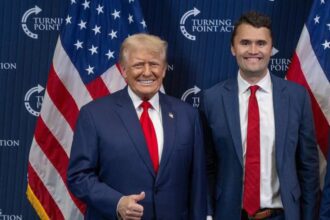 Charlie Kirk, é executado durante evento na Universidade Utah Valley, EUA