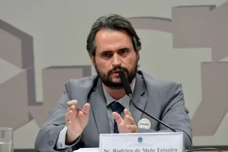 Delegado que investigou facada em Bolsonaro é preso por suspeita de corrupção