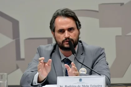 Delegado que investigou facada em Bolsonaro é preso por suspeita de corrupção